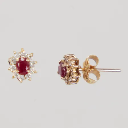 Ett par örhängen med rosa och vita stenar, Ø ca 7mm, 14K Vikt: 1,7 g