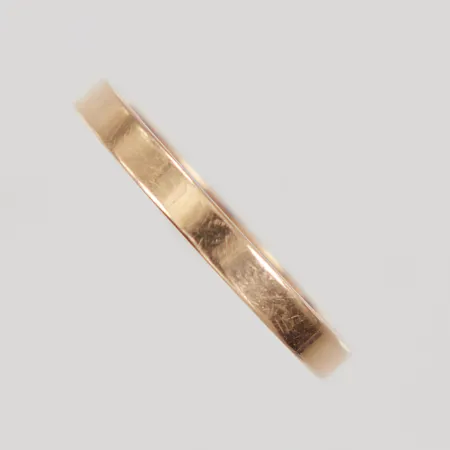 Ring stl 19¼, bredd 2,5mm, Markströms Guldsmeds Ab, Uppsala 1986, gravyr, 18K Vikt: 2,4 g