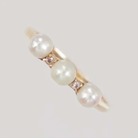 Ring stl 17¾, bredd 1,6-4mm, pärlor ca 4mm, åttkantslipade diamanter 2x 0,01ct, 18K Vikt: 1,7 g