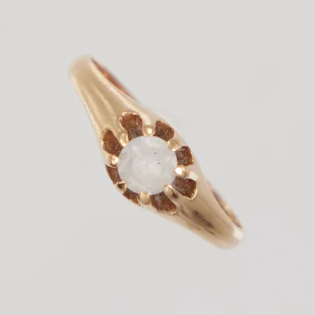 Ring med vit sten, stl 17¼, bredd 1,5-6mm, nagg, 18K,  Vikt: 2,2 g