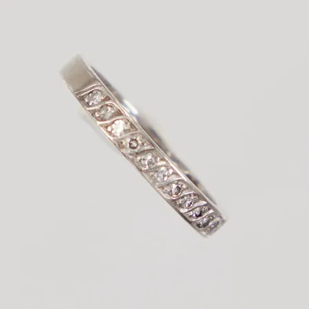 Ring stl 16¼, bredd 2,4mm, åttkantslipade diamanter 12x 0,01ct, gravyr, vitguld, 18K Vikt: 3 g