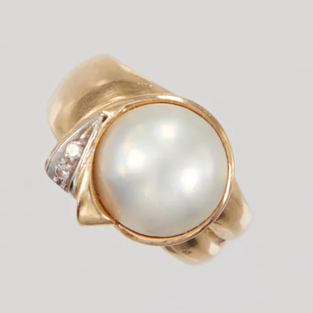 Ring med mabépärla, Ø ca 10mm, stl 17½, bredd 3,7-14,9mm, åttkantslipade diamanter 2x ca 0,01ct, vitguldsinfattning, 18K Vikt: 7 g