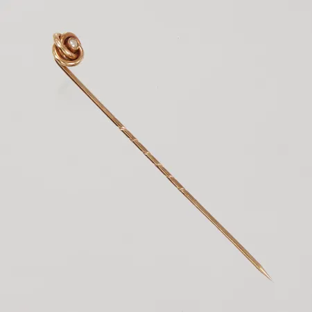 Hattnål, längd 65mm, knut med liten pärla, 18K Vikt: 1,6 g