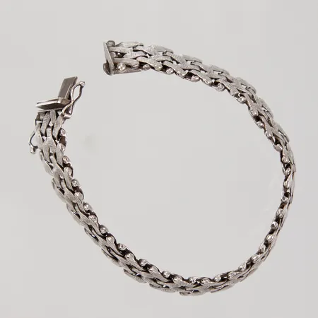 Armband, halvstelt, 19,5cm, bredd 19,4mm, lås fäster ej, 835/1000 silver,  Vikt: 41,3 g