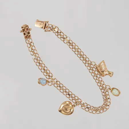 Armband, X-länk 19cm, bredd 6mm, med berlocker, bucklor, skadad länk, 18K Vikt: 10,3 g