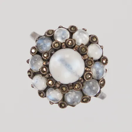 Ring stl 18¼, bredd 1,6-16,8mm, månsten och markasiter, silver Vikt: 4 g