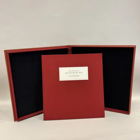 Bok, Three Poems from LES FLEURS DU MAL, by Charles Baudelaire, foto samt signerad av Henri Cartier-Bresson, numrerad 72/300, The limited editions club, New York 1997. Originalbox något solblekt. Skickas med postpaket.