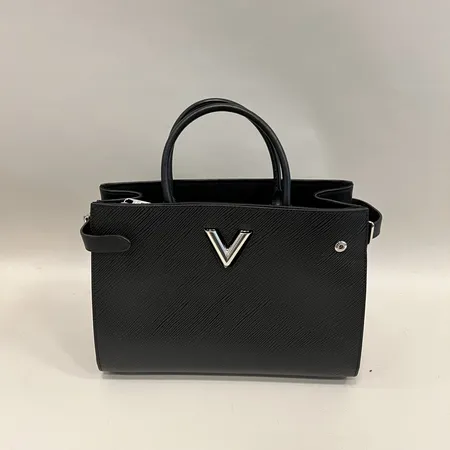 Handväska, Louis Vuitton Twist Totebag, svart epiläder, modell nr M54810, datumkod SR3177 France 2017, mått ca 11x22x30cm, avtagbar axelrem, kvitto Birger Jarlsgatan oktober 2017, dustbag, låda. Fint skick Skickas med postpaket.
