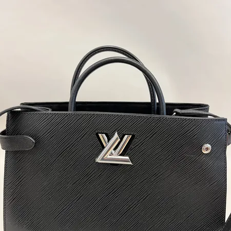 Handväska, Louis Vuitton Twist Totebag, svart epiläder, modell nr M54810, datumkod SR3177 France 2017, mått ca 11x22x30cm, avtagbar axelrem, kvitto Birger Jarlsgatan oktober 2017, dustbag, låda. Fint skick Vikt: 0 g Skickas med postpaket.
