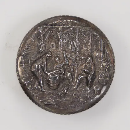 Pillerdosa, motiv i relief, Ø37,5mm, djup 11,7mm, 830/1000 silver,  Vikt: 15,5 g