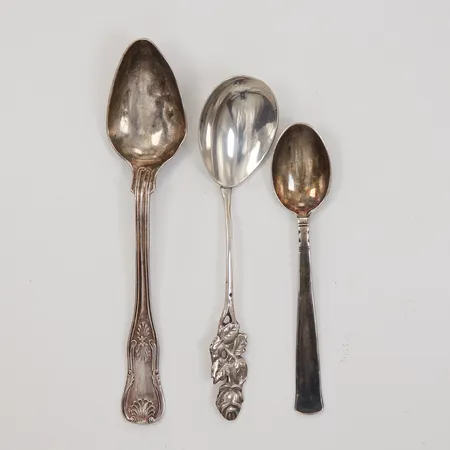 Kaffeskedar, 3 olika modeller, bucklor, gravyr, silver Vikt: 46 g