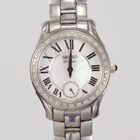Damur Seiko Premier, Ø ca 31mm, quartsur, stål med länk, diamantkrans totalt 0,15ct, pärlomorurtavla, serienummer 860123, innermått ca 17cm, extra länkbitar, står stilla, batteribyte krävs, box