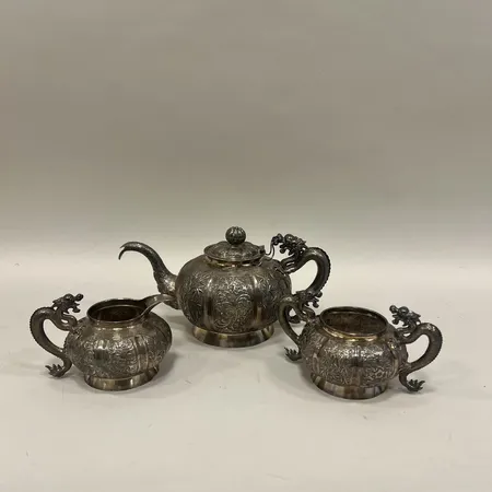 Teservis tre delar: tekanna, mjölkkanna, sockerskål, drakmotiv, höjd ca 8-12cm, Kina, smärre bruksslitage och märken, silver Vikt: 591,2 g