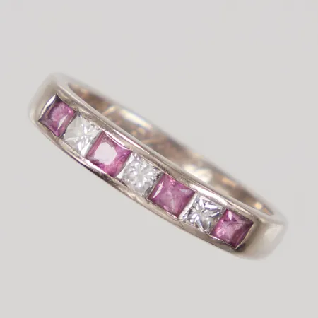 Ring, stl 16¼, bredd 2,2-3,6mm, prinsesslipade diamanter 3x ca 0,02ct, röda stenar,  vitguld, gravyr, smärre repor, 18K,  Vikt: 3,4 g