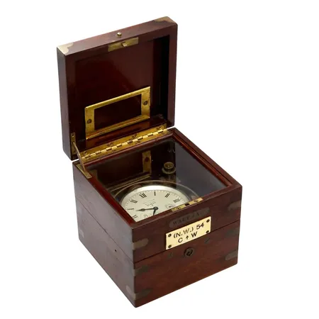 Skeppsur Waltham Watch Co. Chronometer 8 Days, Ø76 mm, manuell - fullt fungerande, urtavla märkt (N.W) 54, mahognyetui (ej nyckel), 1910-tal, 