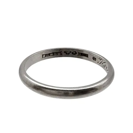 Ring, platina, 950/1000, Ø17¾, gravyr, bredd 2,5 mm, 2,9g