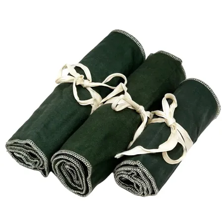 Besticklindor 3 stycken med plats för 12 bestick, 2 stycken avsedda för matbestick, 1 avsedd för kaffeskedar, grönt filttyg, samtliga från Guldsmedsförbundet Mjölby "Guldsmedernas Silveretui", bruksskick, vikt kring 280 gram  Skickas med paket.