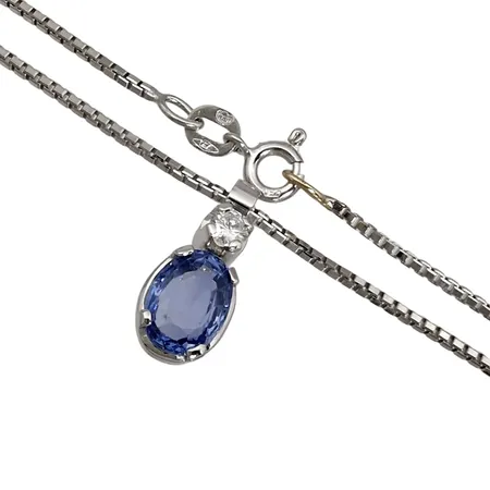 Halskedja Venezia med Hänge, 18K vitguld, blålila Safir 5,5 x 8 mm, Diamant 0,10ct, Balestra, svensk kontrollstämpel, kedjans längd 42 cm, kedjans bredd 1,1 mm, hängets storlek inkl. ögla 15,5 x 7 x 5 mm, hänget går ej att plocka av från kedjan, fint skick Vikt: 6,2 g