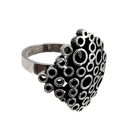 Retro Ring Finland - ERIK GRANIT & CO (Design Jewellery), silver 925/1000 (sterling), stor dekor, Ø17¾ mm, skena bredd 3,3 mm, dekor med lätt slitage (på ovandel), för övrigt i fint skick, dekor 26 x 26,5 mm, Helsingfors 1970, svensk kontroll/importstämpel på skenans utsida Vikt: 8,8 g