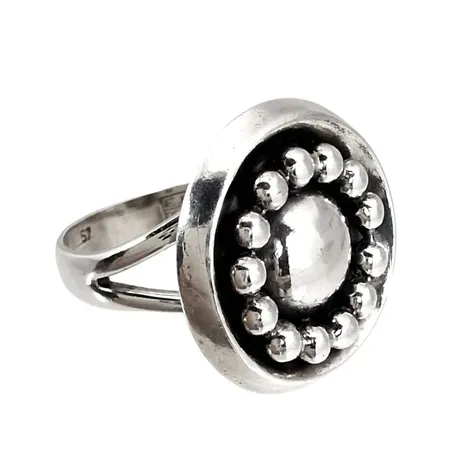 Retro Ring Finland - ERIK GRANIT & CO (Design Jewellery), silver 925/1000 (sterling), Ø16¼ mm, skena bredd 4 mm, dekor Ø20 mm, Helsingfors 1971, svensk kontroll/importstämpel på skenans utsida, fint skick  Vikt: 7,6 g