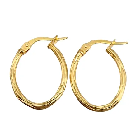 Örhängen Creoler, 18K guld, oval form, strukturmönstrade, tillverkarstämpel CCC, storlek 16x21 mm, skenans tjocklek 2 mm, fint skick Vikt: 1 g
