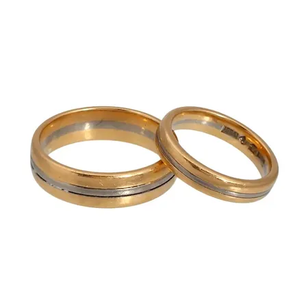 Ringar, två st, 18K guld, tvåfärgad modell, GBA, svensk kontrollstämpel, slitage, gravyrer Vikt: 14,3 g