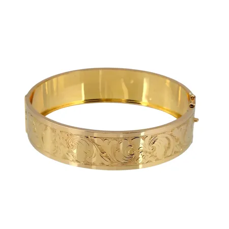 Armring, 18K guld, mönstrad runtom hela skenan, oval form, öppningsbar, Guldvaruhuset Aktiebolag (GVH), Stockholm, svensk kontrollstämpel, inre omkrets 17,0 cm, bredd 16 mm, något mindre märke Vikt: 17,8 g