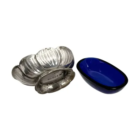 Saltkar, silver, insats i blått glas (helt felfri), längd 50 mm, bredd 35 mm, höjd 20 mm, tillverkare J L Hultman Stockholm 1952, fint skick, bruttovikt inkl. insats 32,6 gram  Vikt: 21,9 g