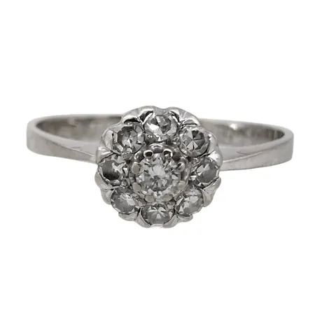 Diamantring, 18K vitguld, Diamanter 9 st, totalt 0,22ct -graverat på skenans insida, tillverkarstämpel SSÄ, svensk kontrollstämpel, Ø18¼ mm, bredd 1-7 mm Vikt: 2,7 g