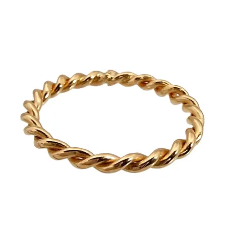 Ring, 18K guld, tvinnad modell, ostämplad, Ø16½ mm, bredd 2 mm, fint skick Vikt: 1,8 g