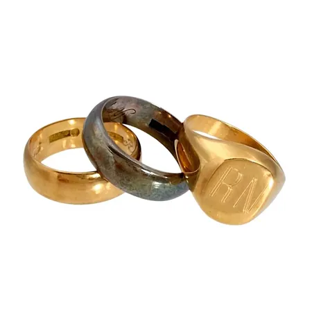 Ringar, tre st, 18K guld, gravyrer och monogram Vikt: 14,1 g