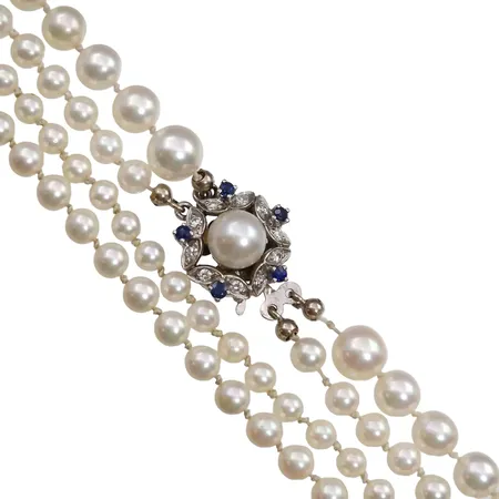 Pärlcollier, tvåradig doserad modell, lås i 18K vitguld, fem Safirer Ø 2 mm, Diamanter 10 x 0,015ct, tillverkarstämpel Jka, svensk kontrollstämpel, låsets diameter 15 mm, collierets totala längd 44 cm, odlade pärlor Ø 4-7 mm, blåvitrosa ton, mycket god lyster