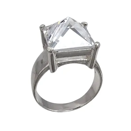 Ring, silver 925/1000, pyramidslipad vit sten, Ø18¾ mm, bredd 4-14 mm, tillverkarstämplar på skenans utsida, fint skick Vikt: 8 g