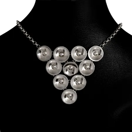 Retro Collier, silver 835/1000 (enbart kedjan stämplad), inköpt hos Guldsmed Björn Nilsson Kristianstad, rörlig integrerad dekor, kedja längd 44,5 cm, dekor längd 55 mm, bredd 60 mm, mycket fint skick Vikt: 30,7 g