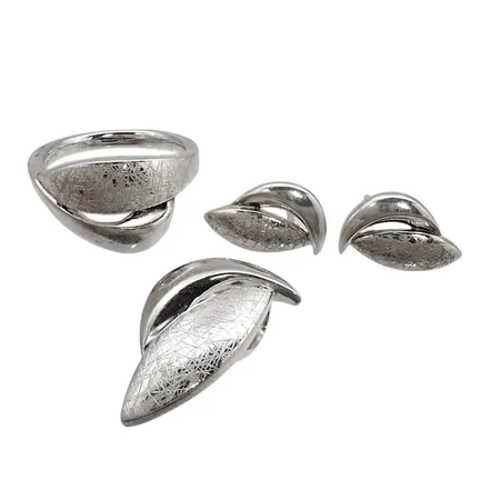 SET - Ring, hänge och örhängen, silver 925/1000, Q Scandinavia, Guldfynd (GHA), ringstorlek Ø mellan 17,0 och 17¼ mm, hänge storlek 12x22 mm, örhängen storlek 9x15 mm, ploppar saknas, fint skick Vikt: 10,5 g