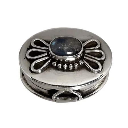 Dosa (pillerdosa), mindre modell, silver 925/1000, naturlig (grå-blå-grön) sten, mått 27,5x22 mm, höjd 15,5 mm, fint skick  Vikt: 13 g