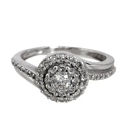 Diamantring, 18K vitguld, Diamanter 12x 0,001ct + 16x 0,005ct + 8x 0,01ct + 1x 0,08ct, Ø15¼ mm, bredd 1,7 - 8,3 mm Vikt: 3,1 g
