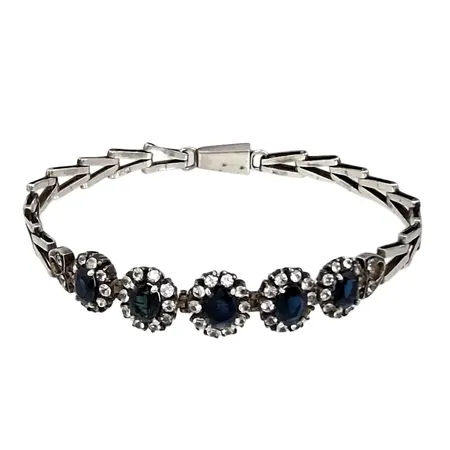 Armband, silver, syntetiska blå & vita Safirer (en vit saknas), längd 17,5 cm, bredd 5,5-10 mm, uppbyggnad 5 mm, ostämplad, samtliga stenar utan anmärkning, fint skick  Vikt: 10 g