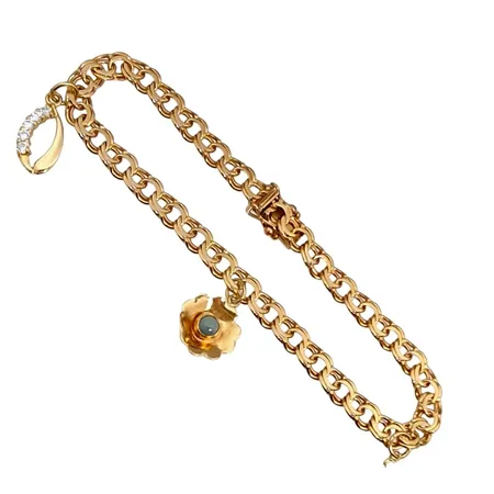 Armband Bismarck med två berlocker, 18K guld, grön och vita stenar, Bengt Hallberg Guldsmeds AB (CFG), Köping, svensk kontrollstämpel, längd knäppt 18,5 cm, bredd 5 mm, en tom ögla Vikt: 10,3 g