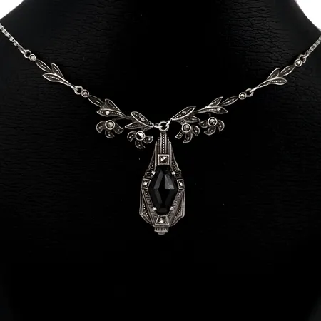 Vintage Collier 1920/30-tal, hänge med integrerad halskedja Irrgång, silver 835/1000, svart sten, Markasiter (samtliga i behåll), hänge (mittdekor) längd inkl. ögla 35,5 mm, bredd 14 mm, svart sten med defekt i övre kant, kedja längd 43 cm, bredd 1,3 mm, svensk kontroll/importstämpel Vikt: 7,8 g