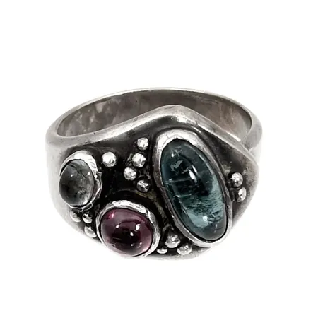 Ring, silver 835/1000, flerfärgade stenar, Ø19¼ mm (något justerbar skena), bredd 4,5-15 mm, oidentifierade stämplar inuti skenan, stenar utan anmärkning, fint skick  Vikt: 8 g
