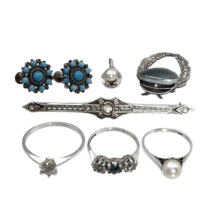 Silversmycken bl.a. vintage 830-925/1000, bl.a. ringar (Ø16¼-19¾mm), en tillverkad av G Dahlgren & Co Malmö 1949, vintagebrosch längd 66 mm, bredd 9 mm (märkt STERLING), örhängen Ø14 mm, flerfärgade stenar mm, normalt använda smycken utan anmärkning  Vikt: 19,7 g