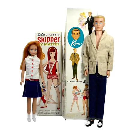 SKIPPER, Mattel Inc, Stock No 0950 (Redhead) + KEN, Mattel Inc, Stock, originalkartonger, kläder & tillbehör bl.a. häften "Exclusive Fashions By Mattel" Nr 1-4, (dubbletter av 2:an), bruksskick, kartong med tejprester (en kortsida på lock saknas), ej fullständigt genomgånget 