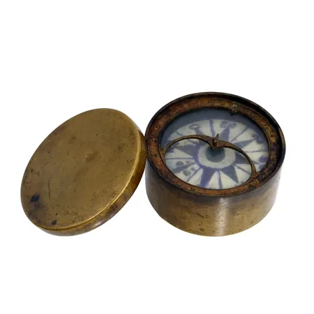 Antikt Solur med kompass, 17/1800-tal, mässing, yttre ring med numrering, märkt med "H", ej komplett, visare saknas, diameter 48 mm, höjd inkl. lock ca. 30 mm, helt glas, oputsad, vikt omkring 78 gram