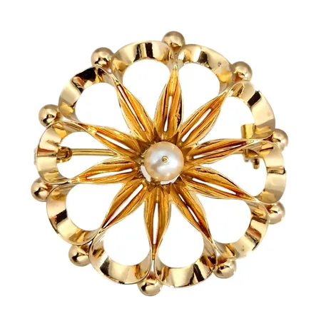 Brosch, 18K guld, odlad Pärla Ø 4,7 mm, broschens diameter 32 mm, fint skick Vikt: 5,2 g