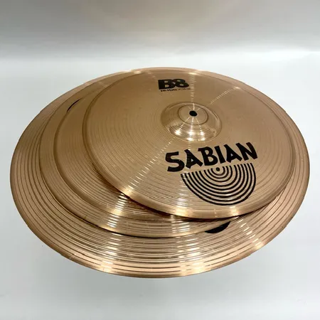 Cymbalset 4st, 2st Sabian B8 Hi-Hats 14"/36cm, 1st Sabian B8 Ride 20"/51cm, 1st Sabian B8 Thin Crash 16"/41cm, repor och bruksslitage, mjukt fodral Skickas med Bussgods eller PostNord