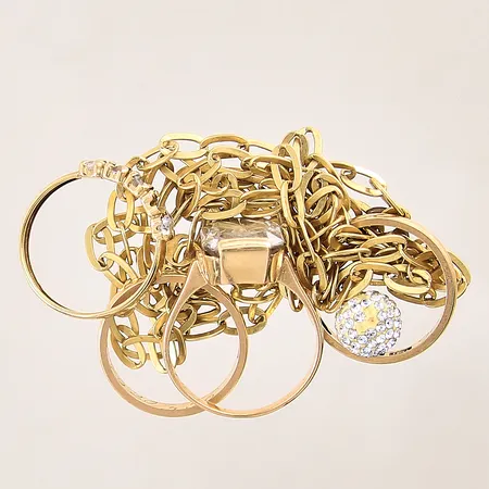 Diverse guld, med sten, defekt, gravyr, 18K  Vikt: 17,7 g