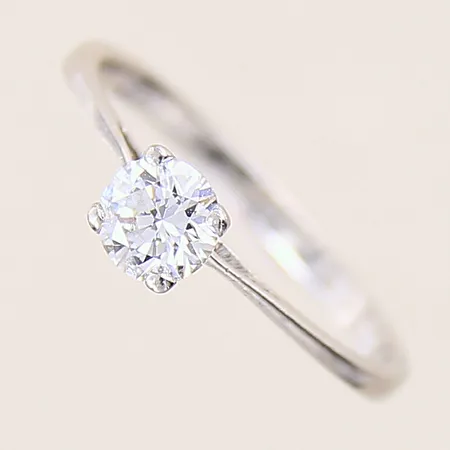 Ring med briljantslipad diamant ca 0,52ct, kvalitet River (D)/IF, Ex/Ex/Ex, enligt GIA Diamond dossier, lasergraverad rondist med certifikatnummer: GIA 1285909613, stl 16½, bredd 2-5mm, GIA Certifikat, något skev skena, platina 950/1000 Vikt: 0 g