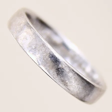 Ring, stl: 18, bredd: 4mm, gravyr, vitguld, 18K  Vikt: 4,9 g