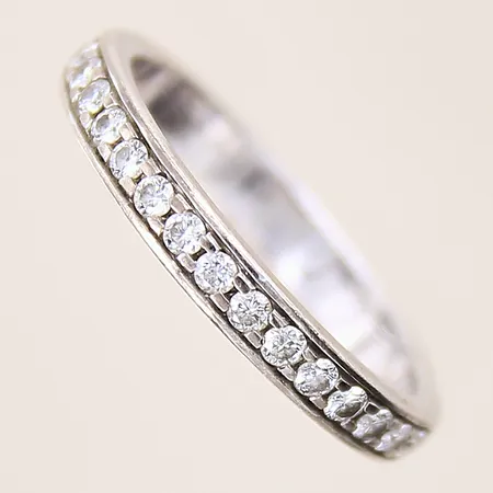 Ring med briljantslipade diamanter, 15x0,02ct, stl: 17¾, bredd: 2,9mm, gravyr, vitguld, 18K  Vikt: 3,9 g